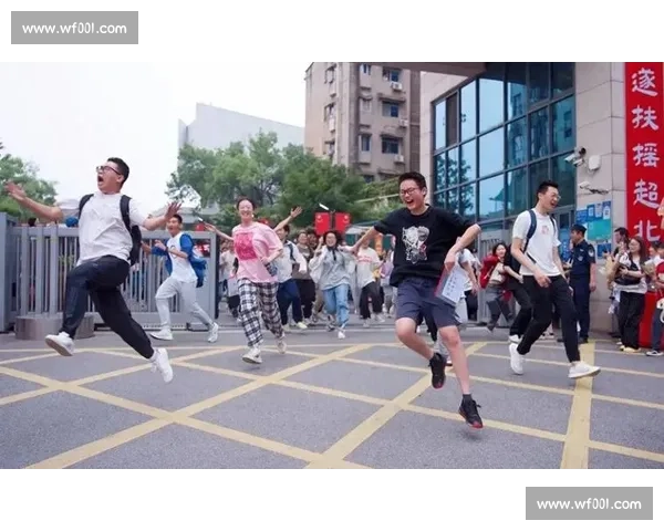欢呼雀跃之际感受生活的美好与无限可能的喜悦瞬间